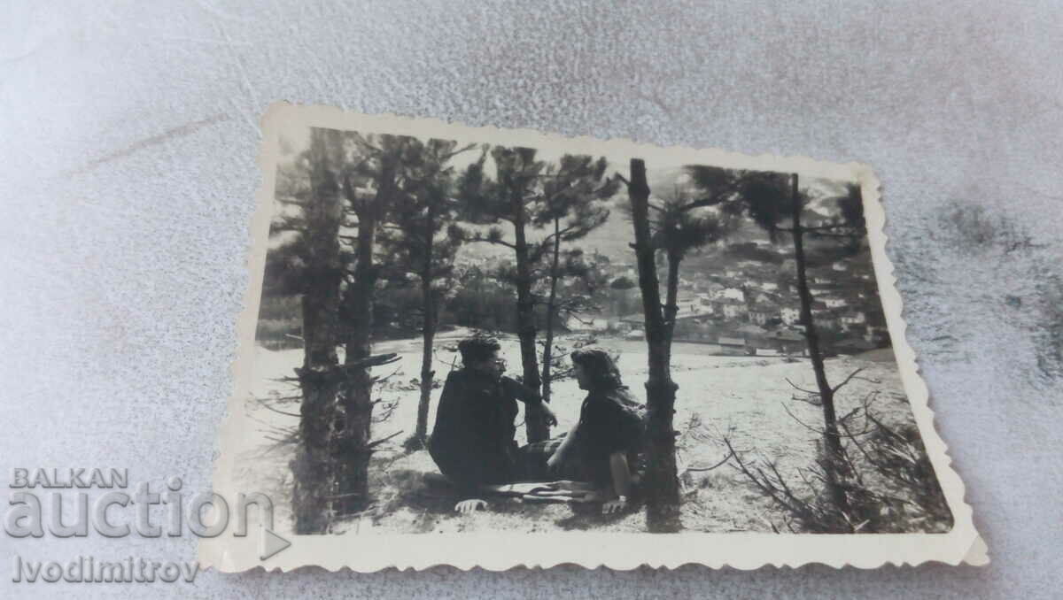 Φωτογραφία Άνδρας και γυναίκα στο δάσος πάνω από την πόλη
