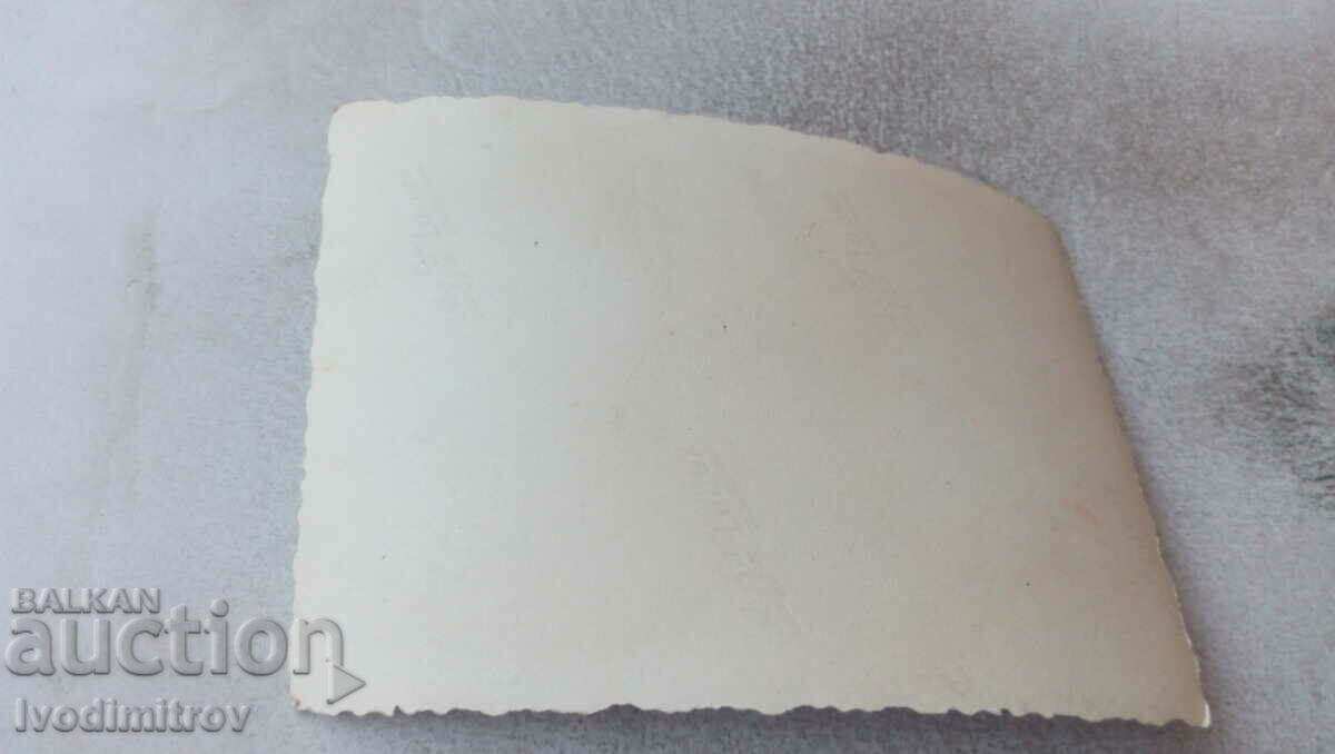 Φωτογραφία Στρατιώτης αξιωματικός και νεαρή γυναίκα με ακορντεόν το χειμώνα με τιμή 1.45 BGN | € 0.74 Φωτογραφία Στρατιώτης αξιωματικός και νεαρή γυναίκα με ακορντεόν το χειμώνα με τιμή 1.45 BGN | € 0.74