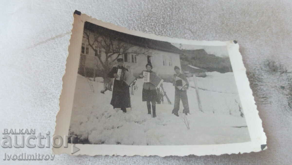 Photo Soldier officer and young woman with accordions in winter