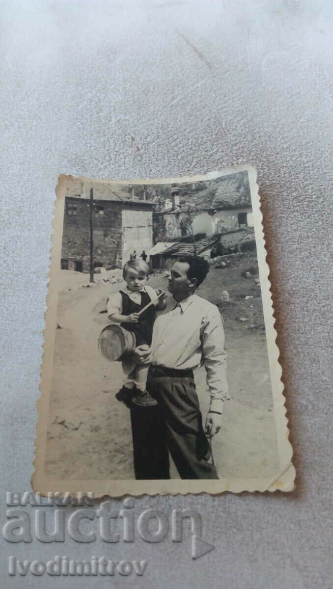 Εικόνα Ένας άντρας και ένα μικρό αγόρι με ένα τύμπανο στο δρόμο