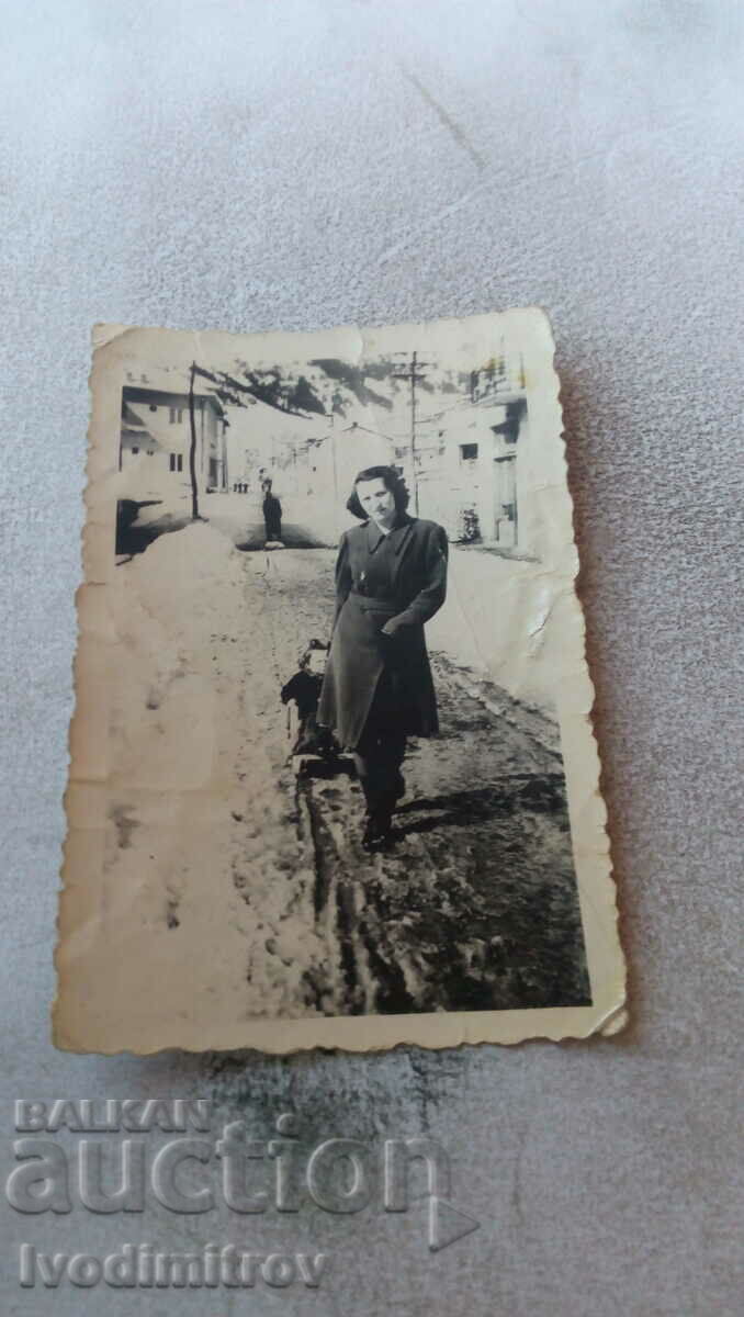 Снимка Млада жена и дете в шейна на улицата през зимата