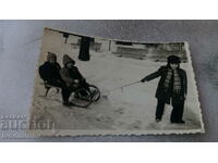 Photo Three children with a sled in the park in winter