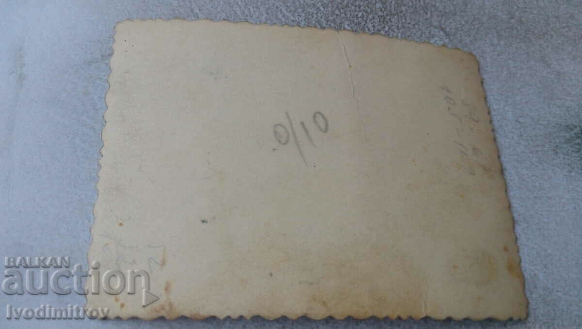 Fotografie Un bărbat care stă pe scări în fața unei stații de odihnă din munți cu preț 0.75 BGN | € 0.38