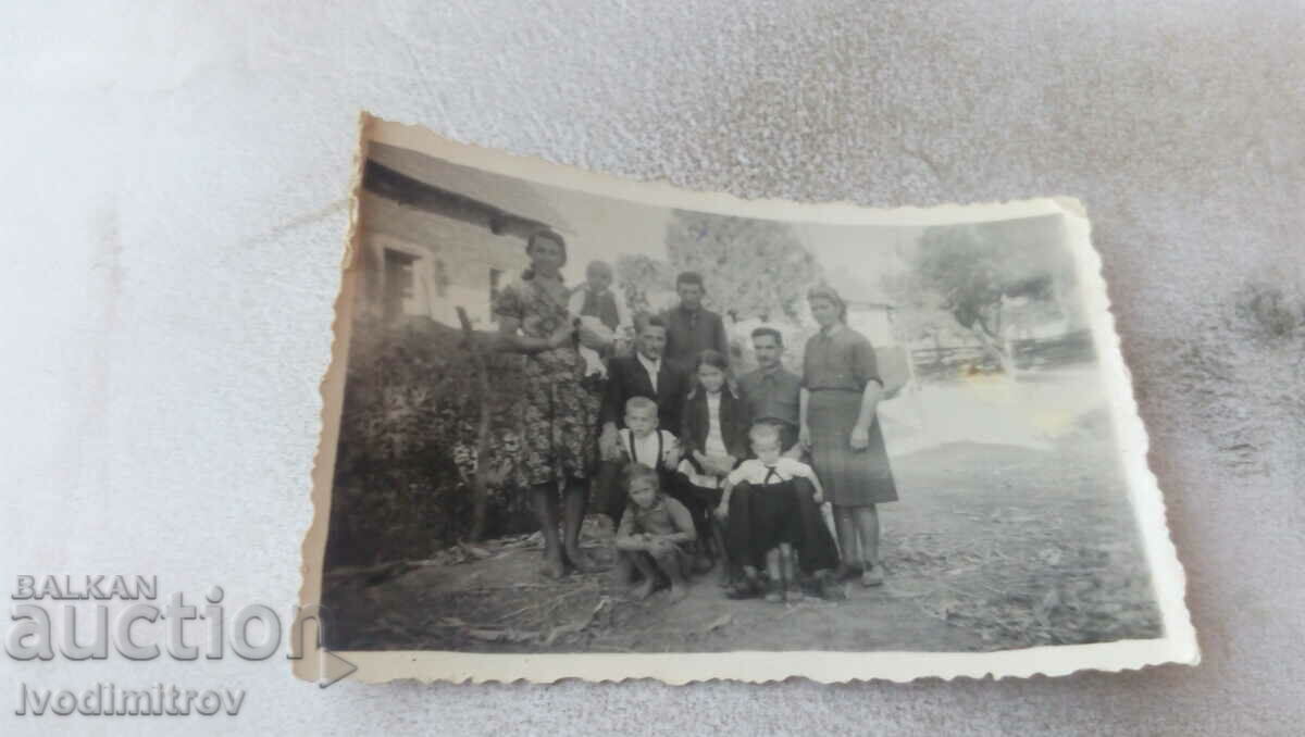 Φωτογραφία Trastenik Άνδρες, γυναίκες και παιδιά στην αυλή 1947