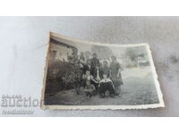 Photo Trastenik Men, women and children in the yard 1947