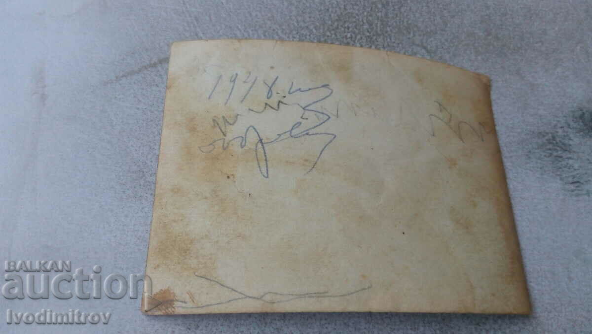 Η κυρία Ντέκα με τις δύο δασκάλες της στην αυλή ενός νηπιαγωγείου με τιμή 0.75 BGN | € 0.38