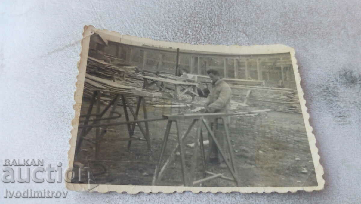 Φωτογραφικός εργάτης σε αυλή εργαστηρίου 1954