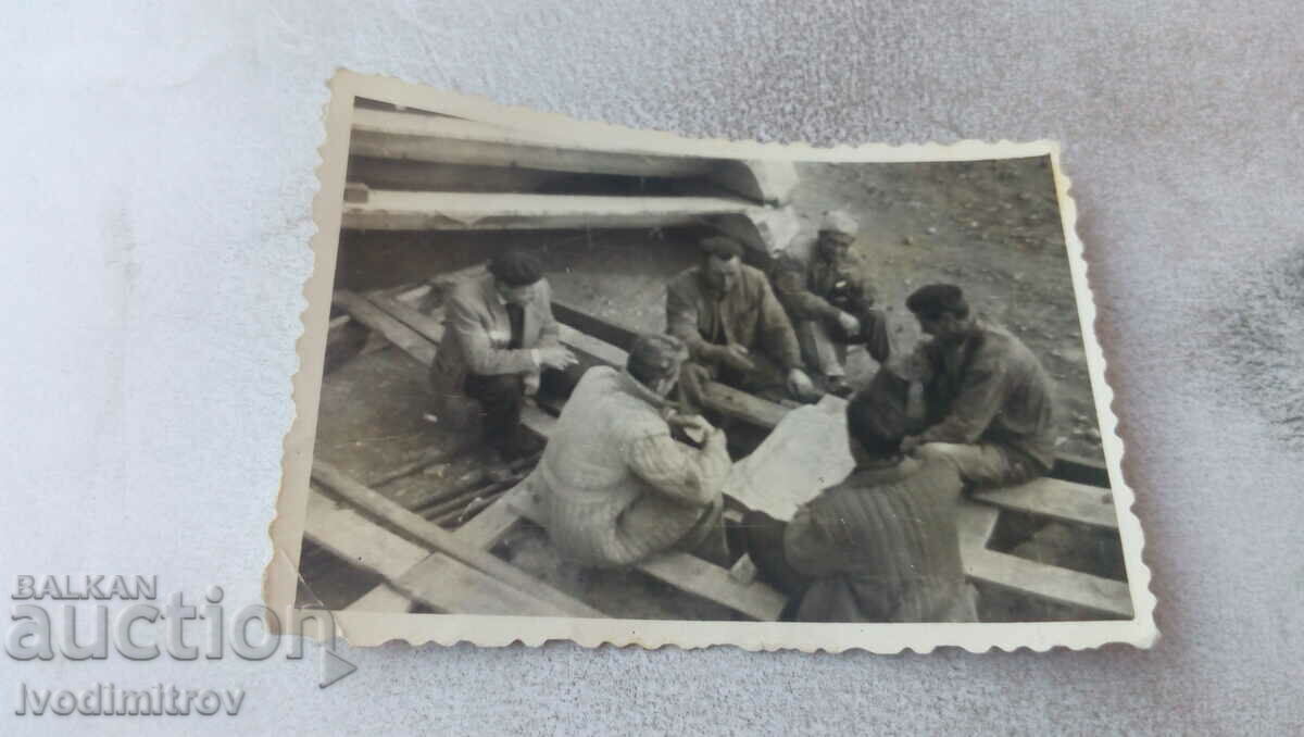 Photo Workers playing cards