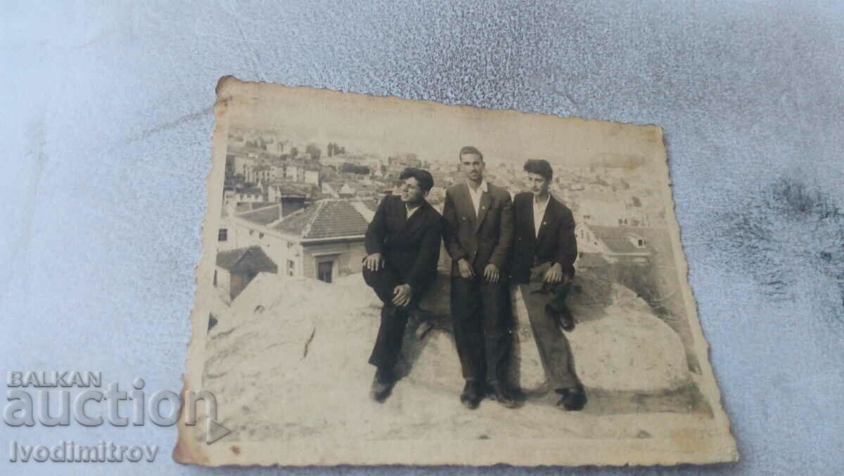Φωτογραφία Φιλιππούπολη Τρεις νεαροί άνδρες σε έναν λόφο πάνω από την πόλη, 1950