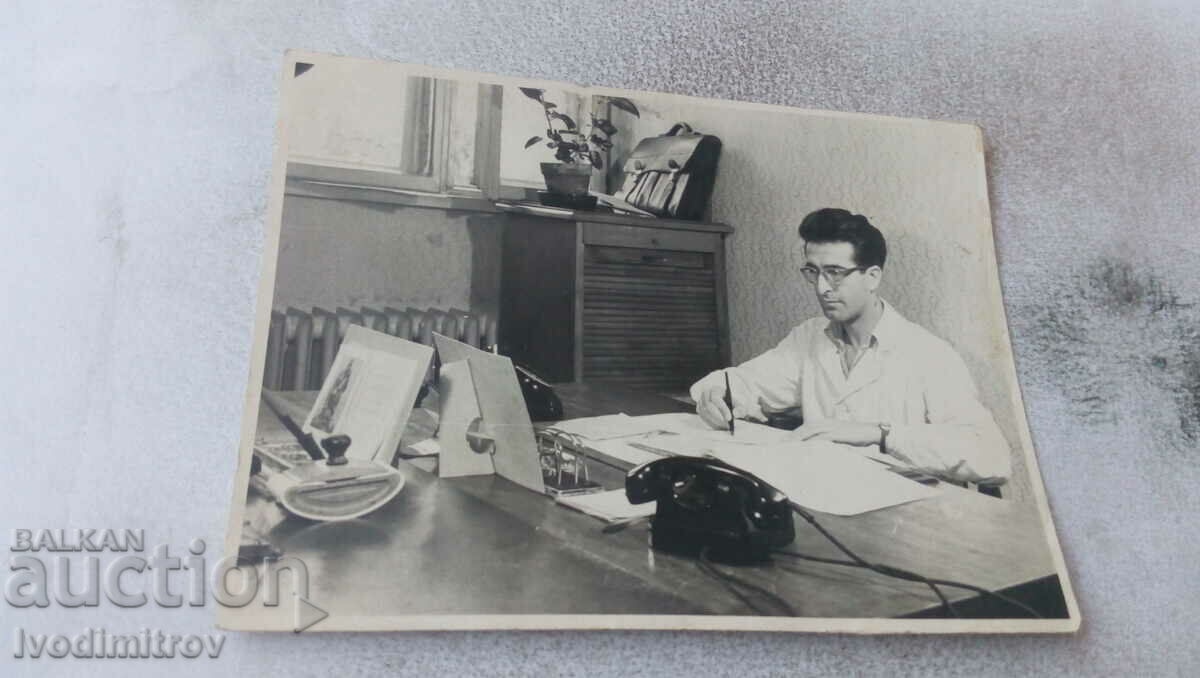 Fotografie Sofia Bărbat în birou 1956