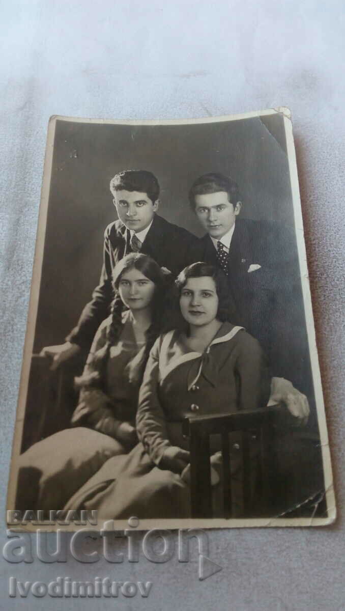 Foto Doi tineri și două fete tinere 1933