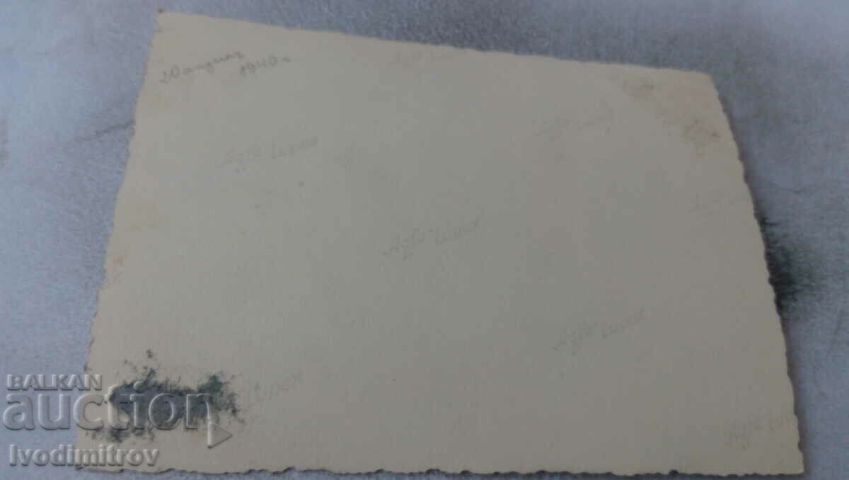 Снимка Ученички на катерушка 1940 с цена 1.65 лв. | € 0.84 Снимка Ученички на катерушка 1940 с цена 1.65 лв. | € 0.84