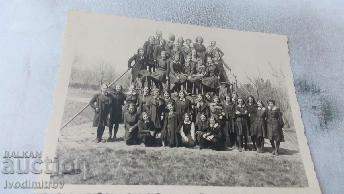 Photo Schoolgirls on a climbing frame 1940