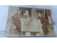 Photo Three young girls at a table in a room