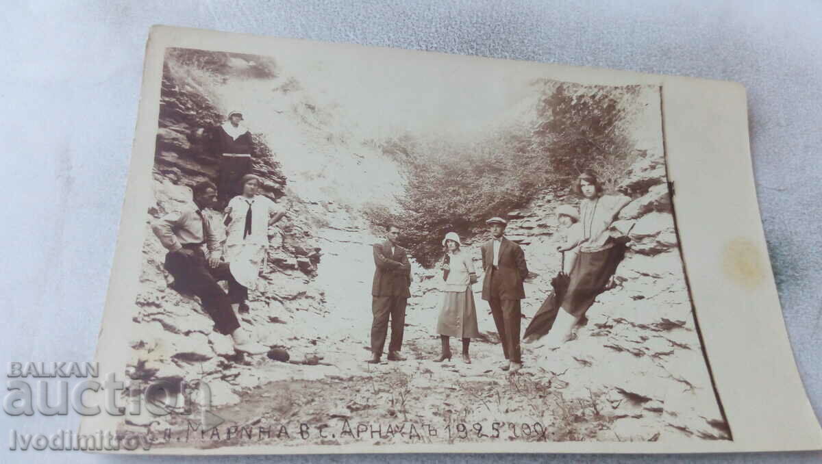 Снимка Арнаудъ Младежи и девойки в коритото на река 1925