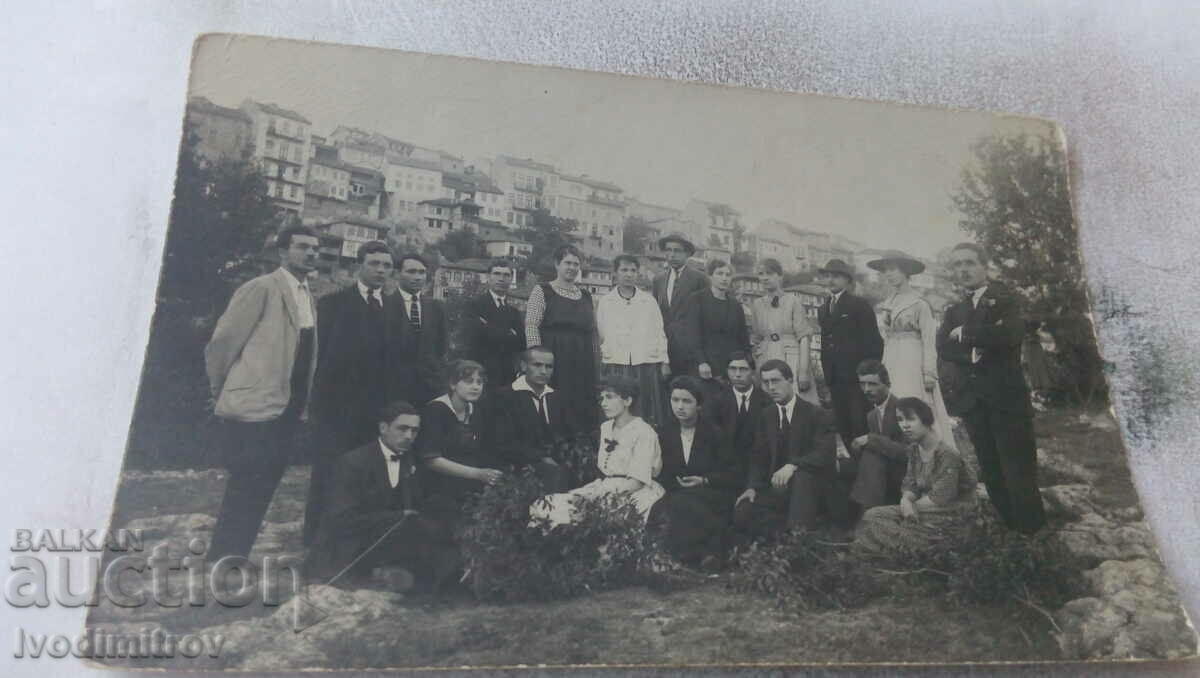 Photo Young men and women near the city