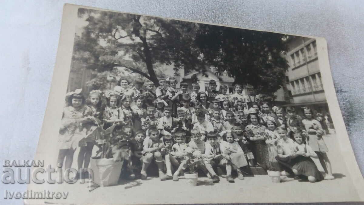 Foto Elevii cu profesorul lor în curtea școlii