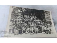 Foto Elevii cu profesorul lor în curtea școlii