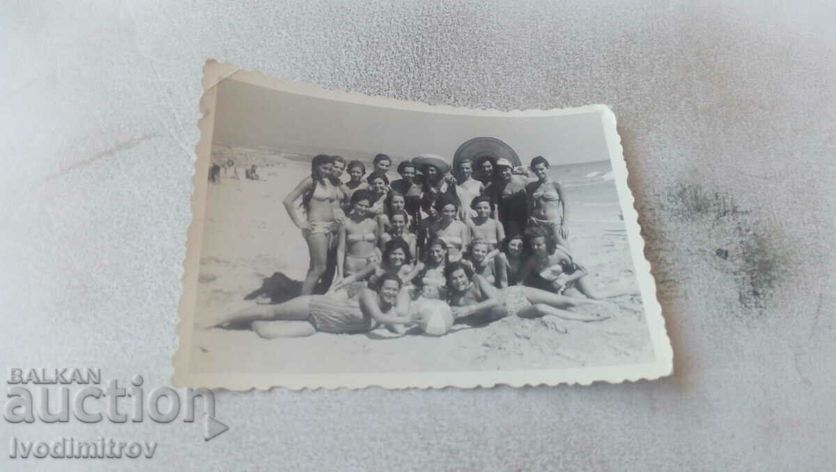 Photo Overview Women and young girls on the beach 1960