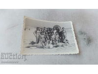 Επισκόπηση φωτογραφίας Γυναίκες και νεαρά κορίτσια στην παραλία 1960
