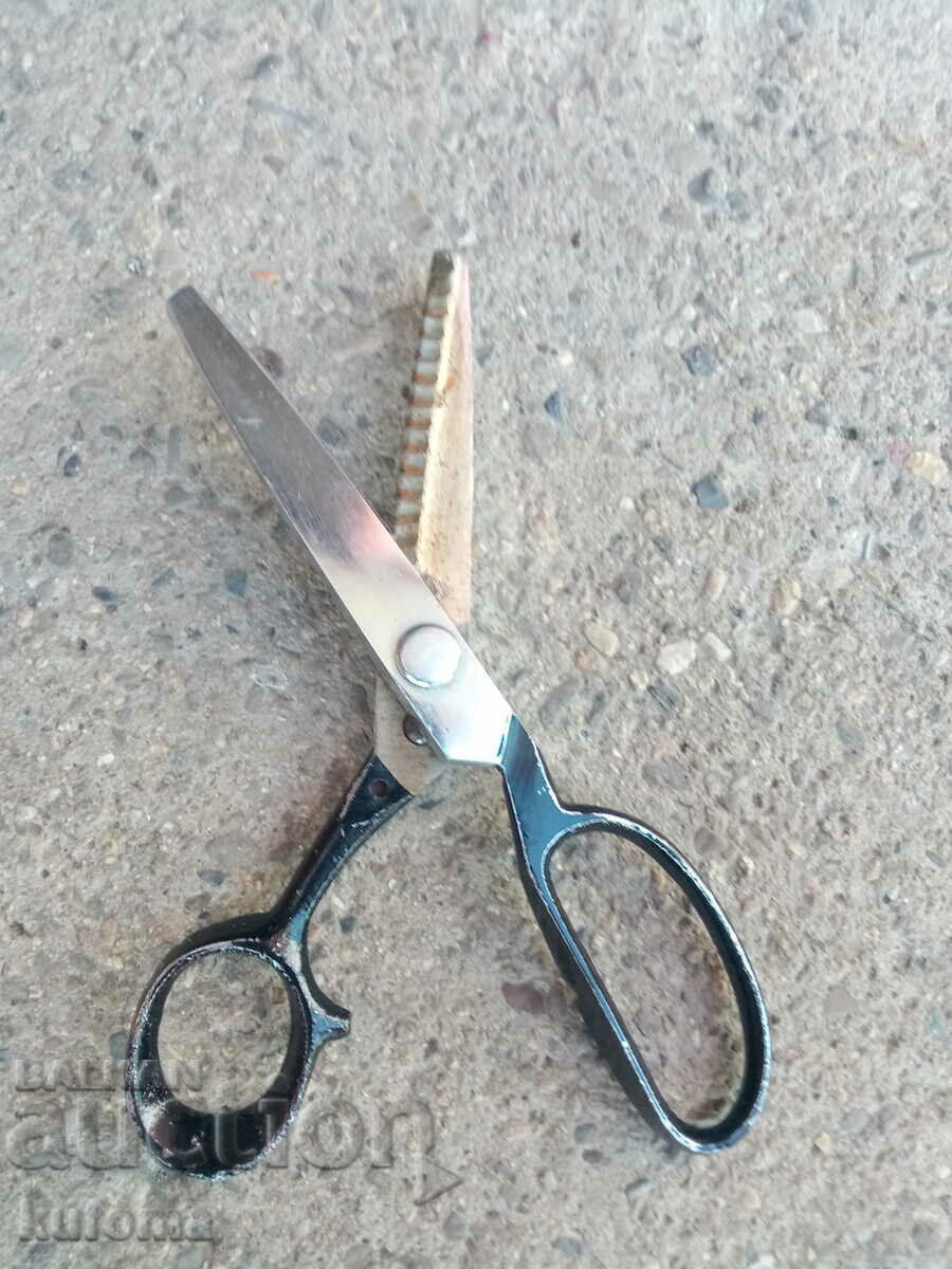 Old scissors for cutting fabric with price 29.99 BGN | € 15.33 Old scissors for cutting fabric with price 29.99 BGN | € 15.33