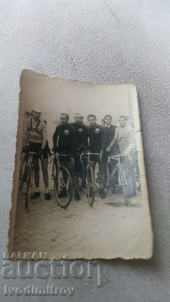 Снимка София Четирима колоездачи на улицата