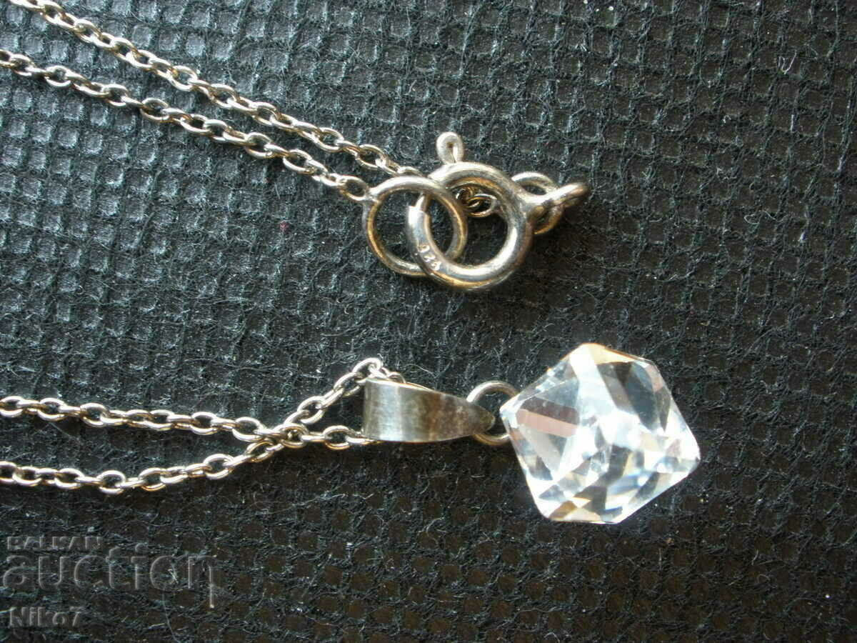 Δημοπρασία Ενδιαφέρον ασημένιο κολιέ με πέτρα. Δημοπρασία Ενδιαφέρον ασημένιο κολιέ με πέτρα.