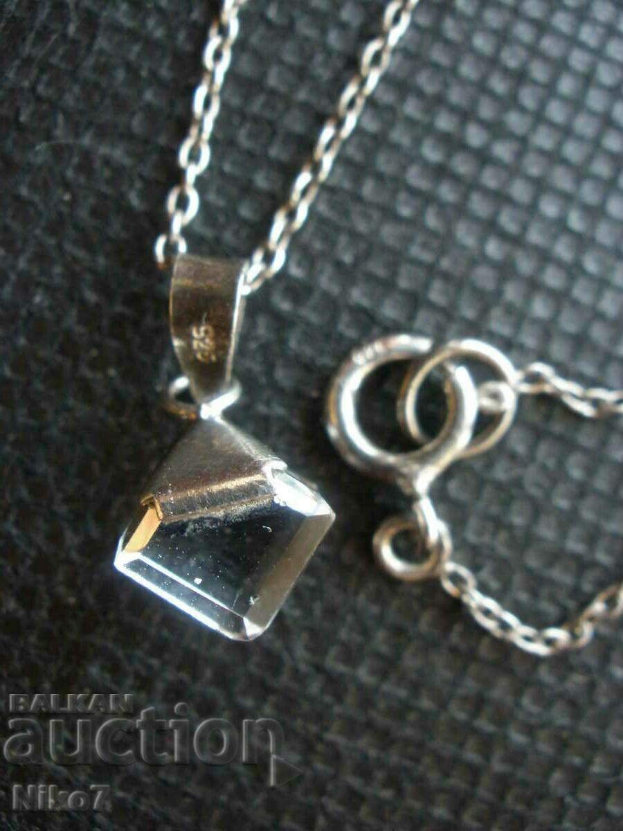 Παράδοση Ενδιαφέρον ασημένιο κολιέ με πέτρα. Παράδοση Ενδιαφέρον ασημένιο κολιέ με πέτρα.