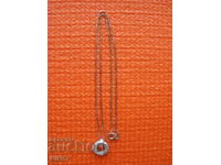 Un colier de argint interesant.