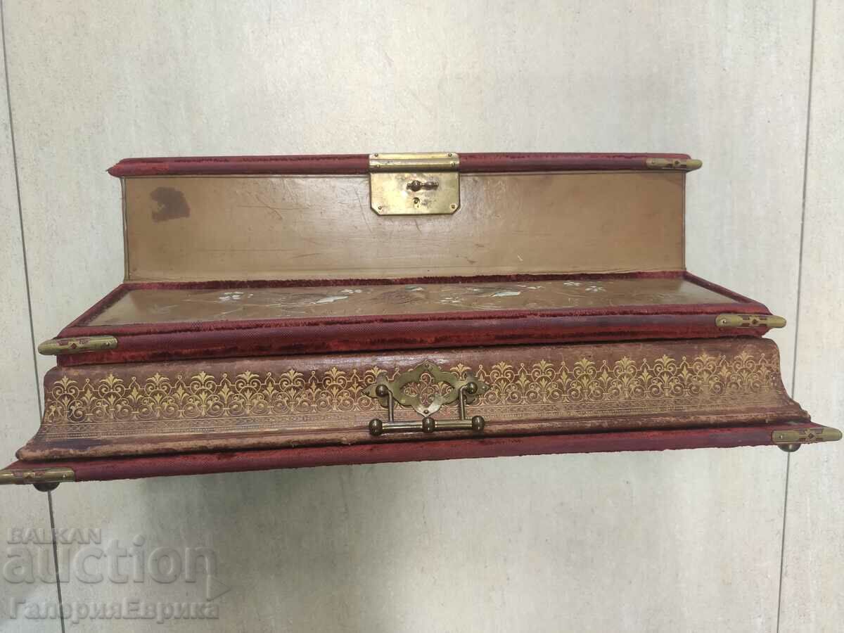 Delivery of Old jewelry box hand painted leather brass wood fabric Delivery of Old jewelry box hand painted leather brass wood fabric