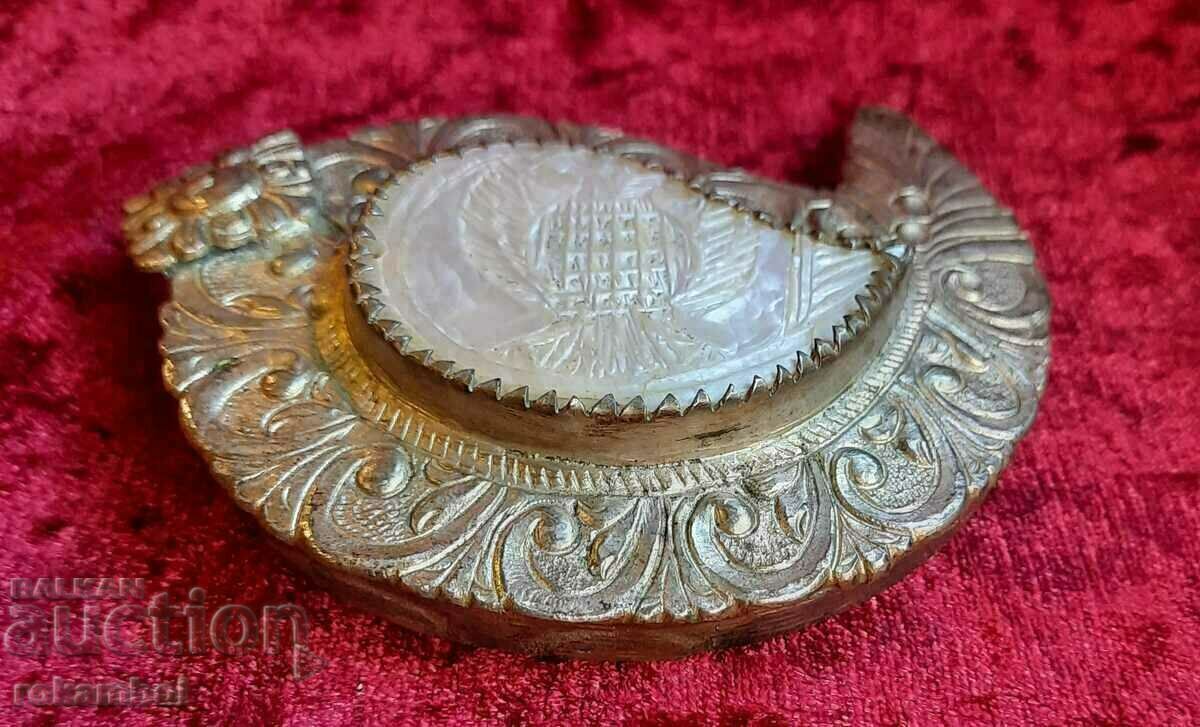 Delivery of Renaissance silver pafta with mother-of-pearl Delivery of Renaissance silver pafta with mother-of-pearl