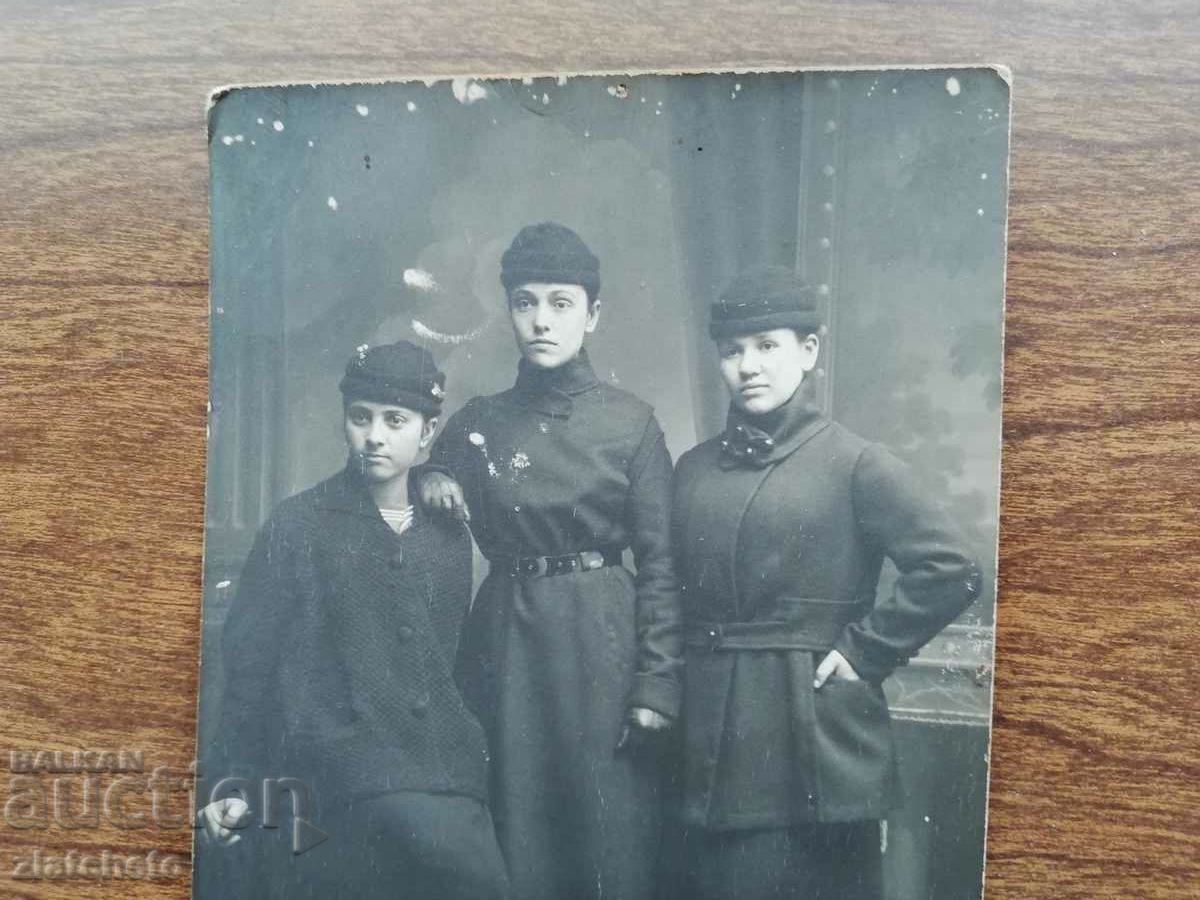 Стара снимка Царство България 1919 Три жени Сливен с цена 22.00 лв. | € 11.25 Стара снимка Царство България 1919 Три жени Сливен с цена 22.00 лв. | € 11.25
