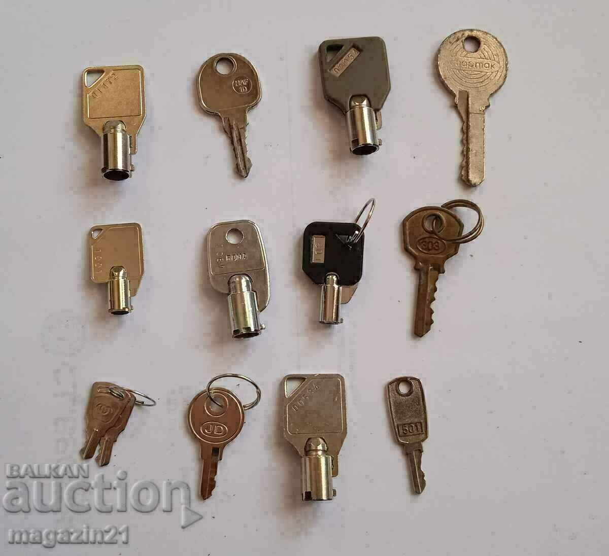 Лот малки стари ключове
