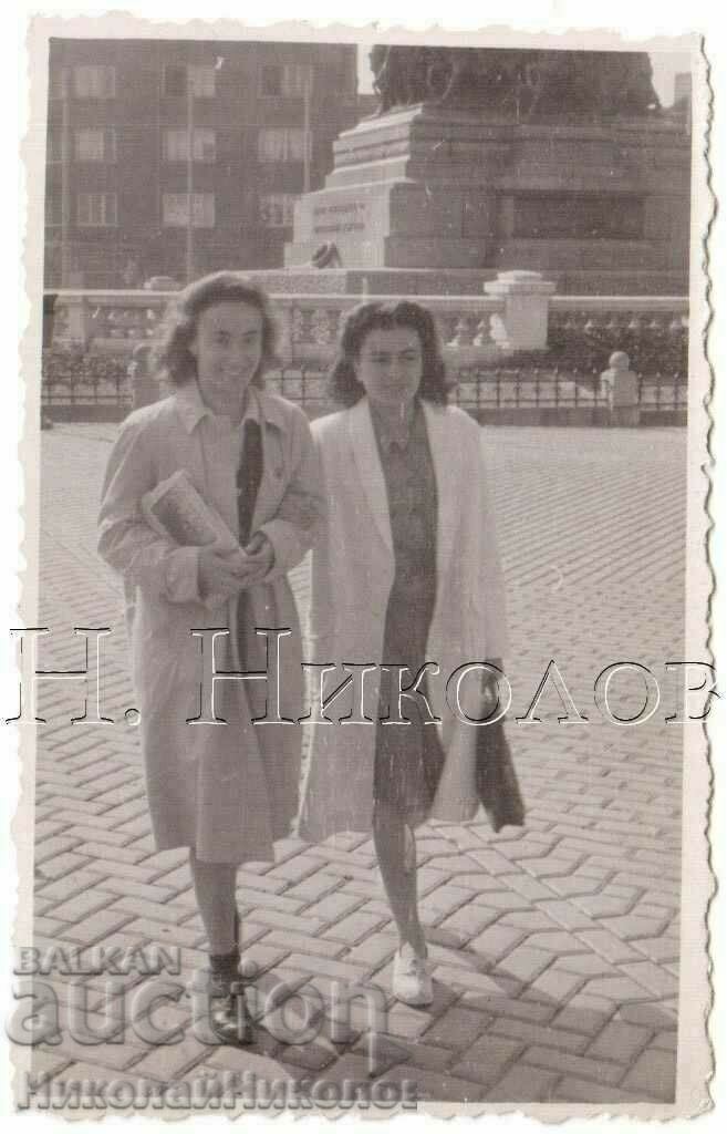 SMALL OLD PHOTO OF SOFIA THE YELLOW PAVES G064