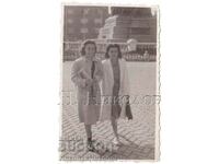 ΜΙΚΡΗ ΠΑΛΙΑ ΦΩΤΟΓΡΑΦΙΑ ΤΗΣ ΣΟΦΙΑΣ ΟΙ ΚΙΤΡΙΝΟΔΡΟΜΟΙ G064