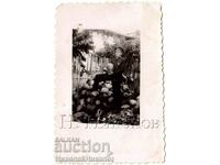 1943 OLD PICTURE OF HIGH SCHOOL STUDENT WITH PUMPKINS G075