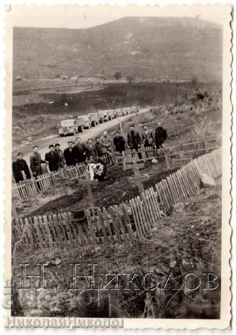 SMALL OLD PHOTO WW2 MILITARY PILOT BULGARIAN CEMETERY G079 SMALL OLD PHOTO WW2 MILITARY PILOT BULGARIAN CEMETERY G079