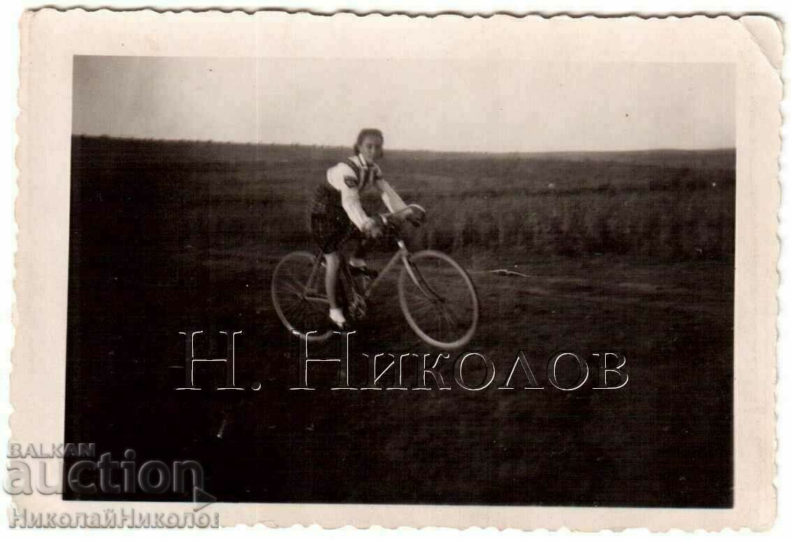 FOTO MICĂ VECHE CU FATA PE BICICLETA G080 FOTO MICĂ VECHE CU FATA PE BICICLETA G080