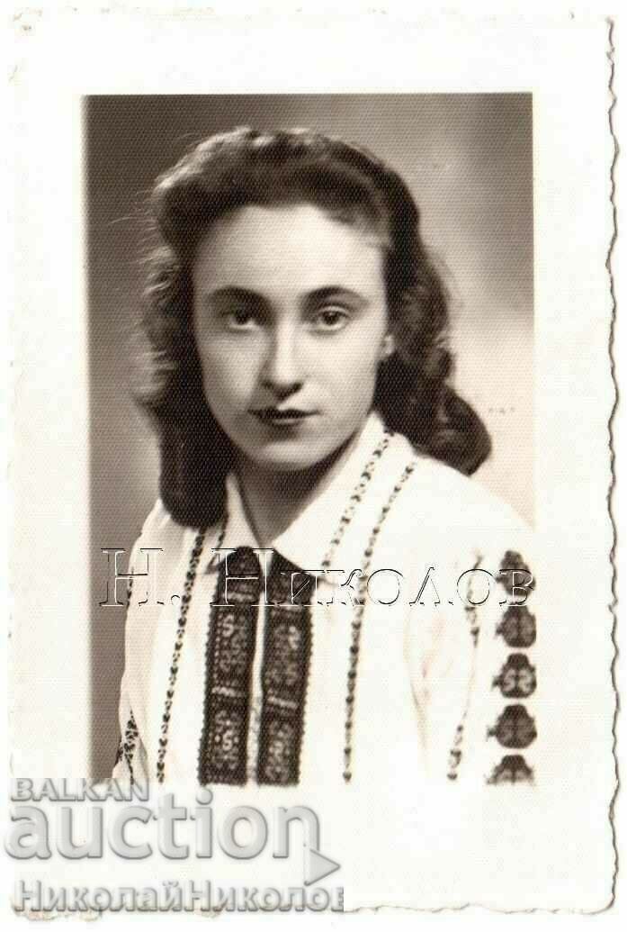 FATĂ BĂTRĂ FOTO ÎN COSTUM G083