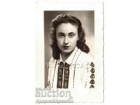 FATĂ BĂTRĂ FOTO ÎN COSTUM G083