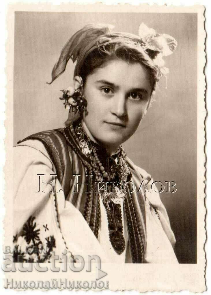 1942 LITTLE OLD PHOTO RAZGRAD GIRL IN COSTUME G084