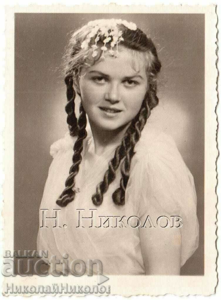 1943 LITTLE OLD PHOTO DROPPING BEAUTIFUL GIRL G085 1943 LITTLE OLD PHOTO DROPPING BEAUTIFUL GIRL G085