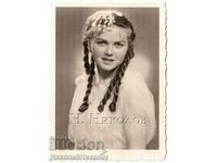 1943 LITTLE OLD PHOTO DROPPING BEAUTIFUL GIRL G085