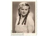 1943 LITTLE OLD PHOTO DROPPING BEAUTIFUL GIRL G085