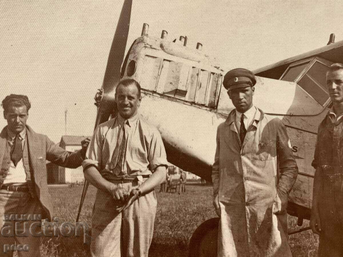 Airplane Aircraft Mechanics Pilots ? Aviation Old photo with price 15.00 BGN | € 7.67 Airplane Aircraft Mechanics Pilots ? Aviation Old photo with price 15.00 BGN | € 7.67