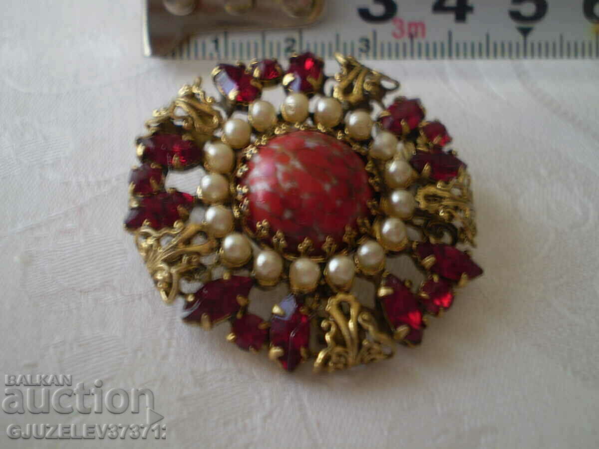 Vintage Czech pearl and crystal brooch with price 59.00 BGN | € 30.17 Vintage Czech pearl and crystal brooch with price 59.00 BGN | € 30.17