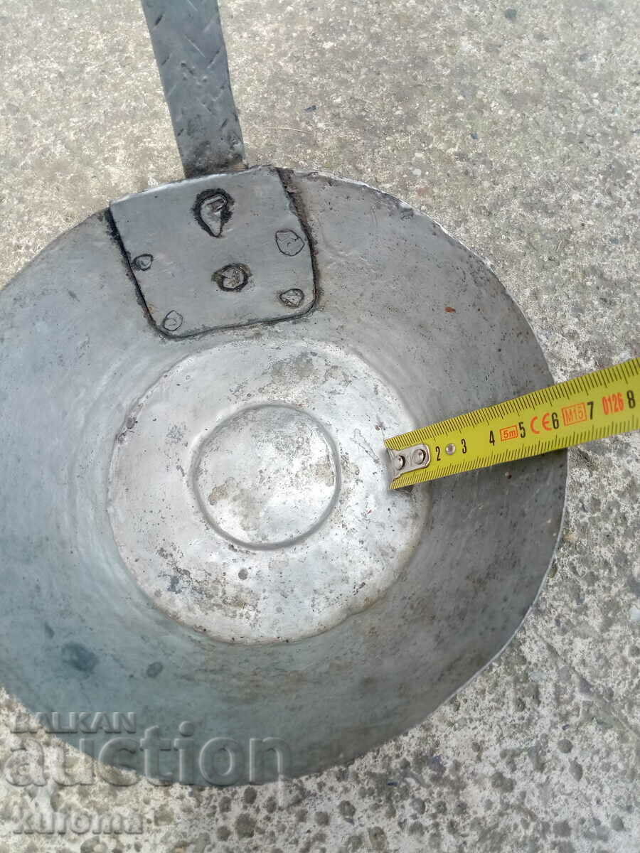 Auction An old copper ladle Auction An old copper ladle