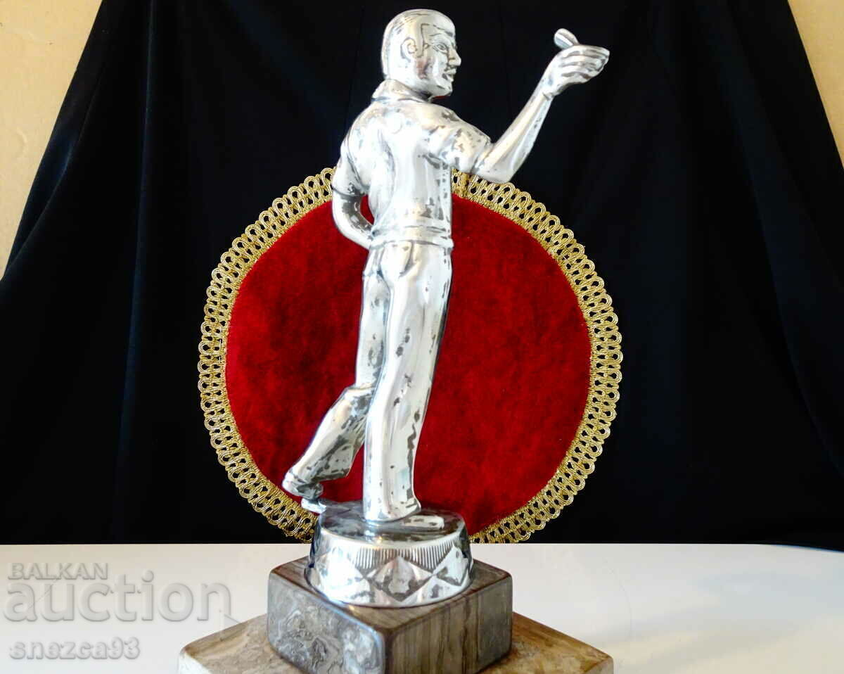 Auction Pewter figurine of a darts player 3 kg. Auction Pewter figurine of a darts player 3 kg.