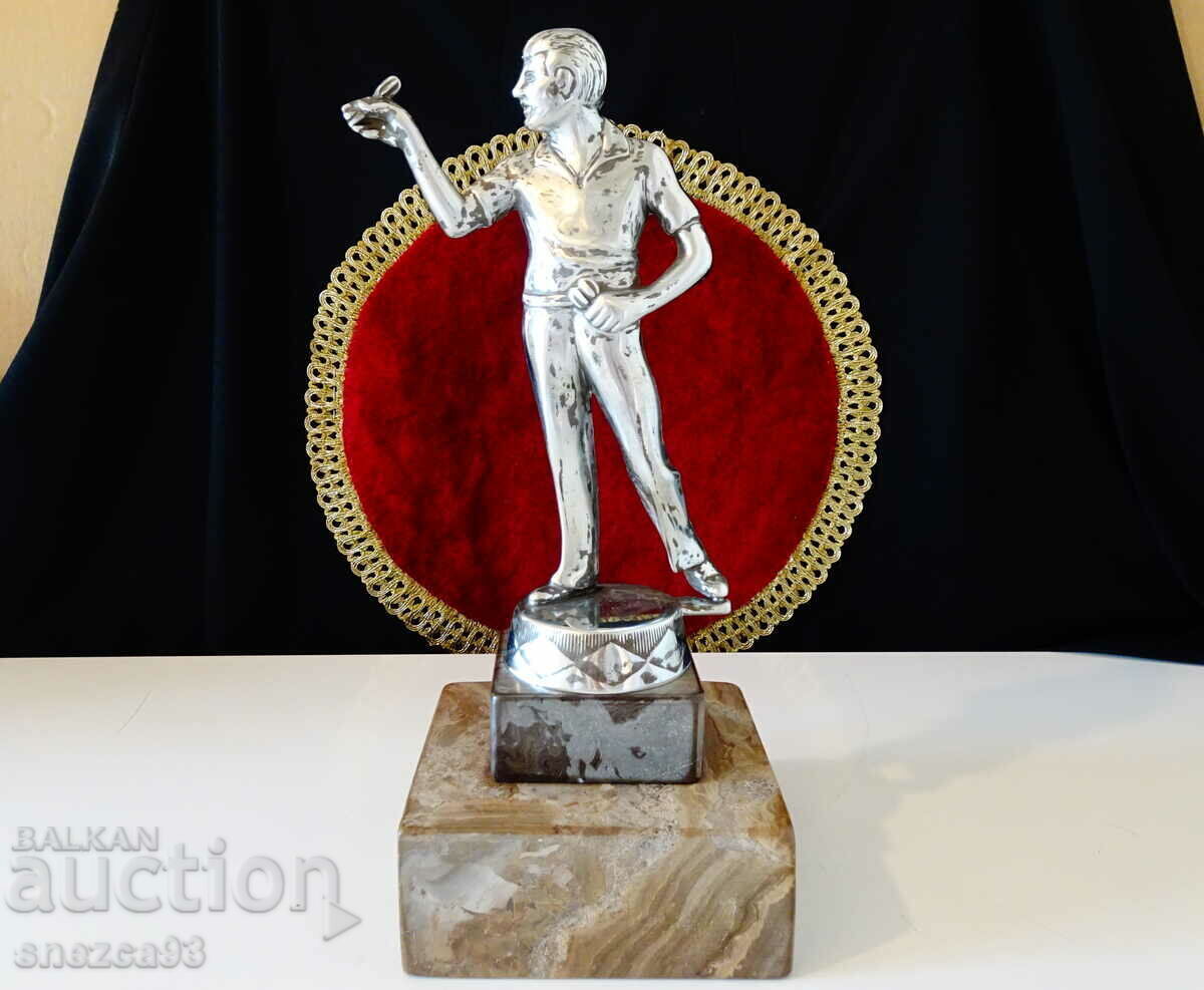 Pewter figurine of a darts player 3 kg. Pewter figurine of a darts player 3 kg.