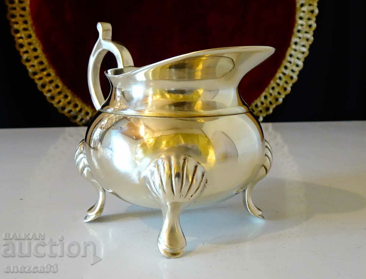 Αγγλική μπρούτζινη κανάτα, γαλατιέρα, κόσμημα με τιμή 26.00 BGN | € 13.29 Αγγλική μπρούτζινη κανάτα, γαλατιέρα, κόσμημα με τιμή 26.00 BGN | € 13.29